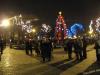 Святкування Нового року біля новорічної ялинки перед оперним театром